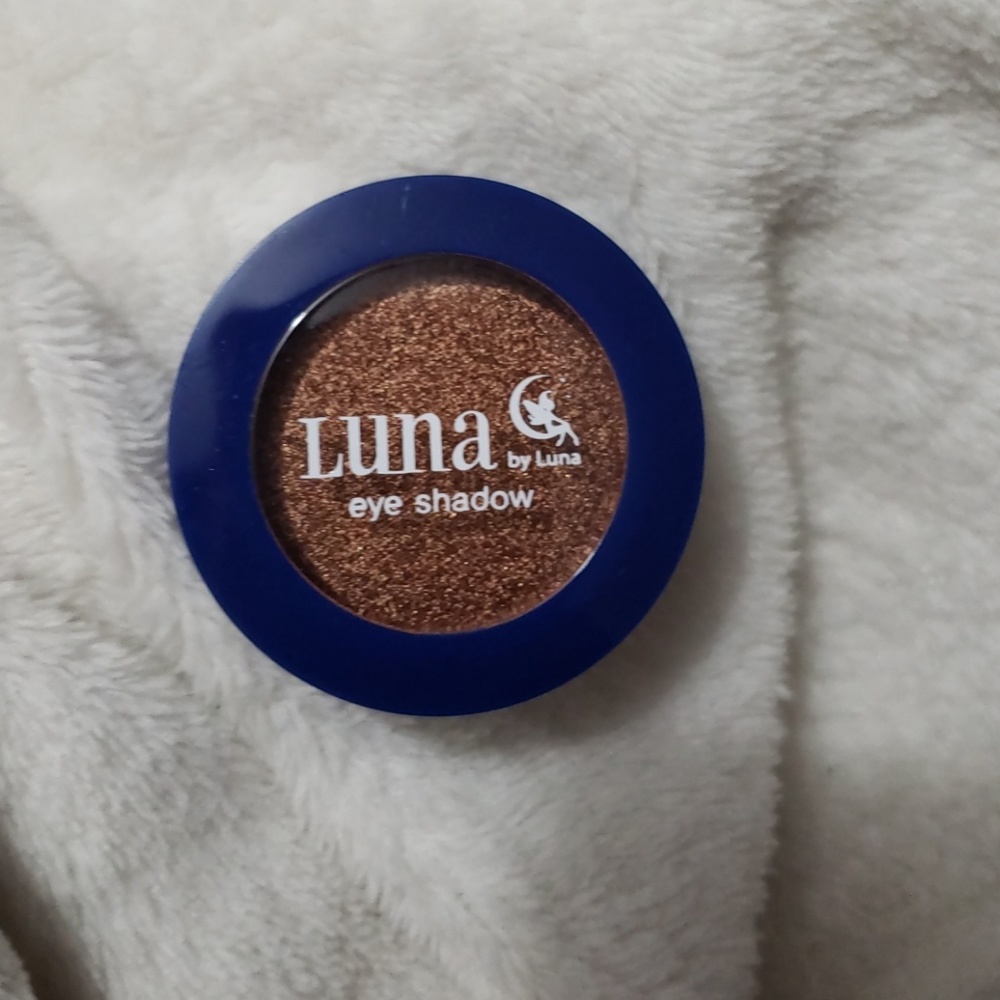 Single eyeshadow